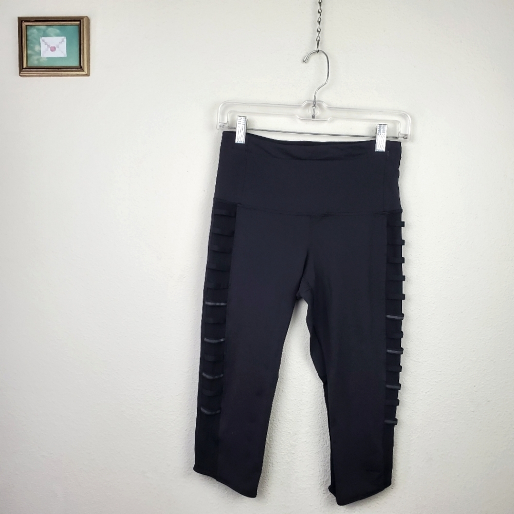 Lululemon Capri Leggings Black Size 6.Black Leggings with Ruffle Detail